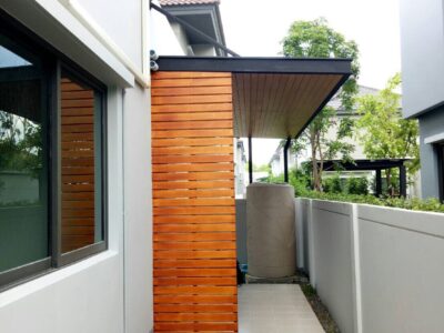 หลังคาโรงรถและกันสาด เมทัลชีทพร้อมระแนงลายไม้ (A1) พร้อมติดตั้ง