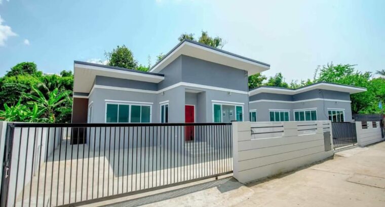 รั้วทึบผสมกับประตูแบบโปร่ง